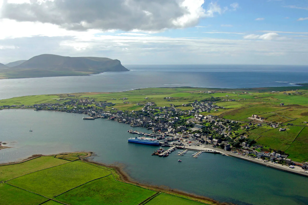 Vedere aeriană a portului Stromness și a coastei Orkney