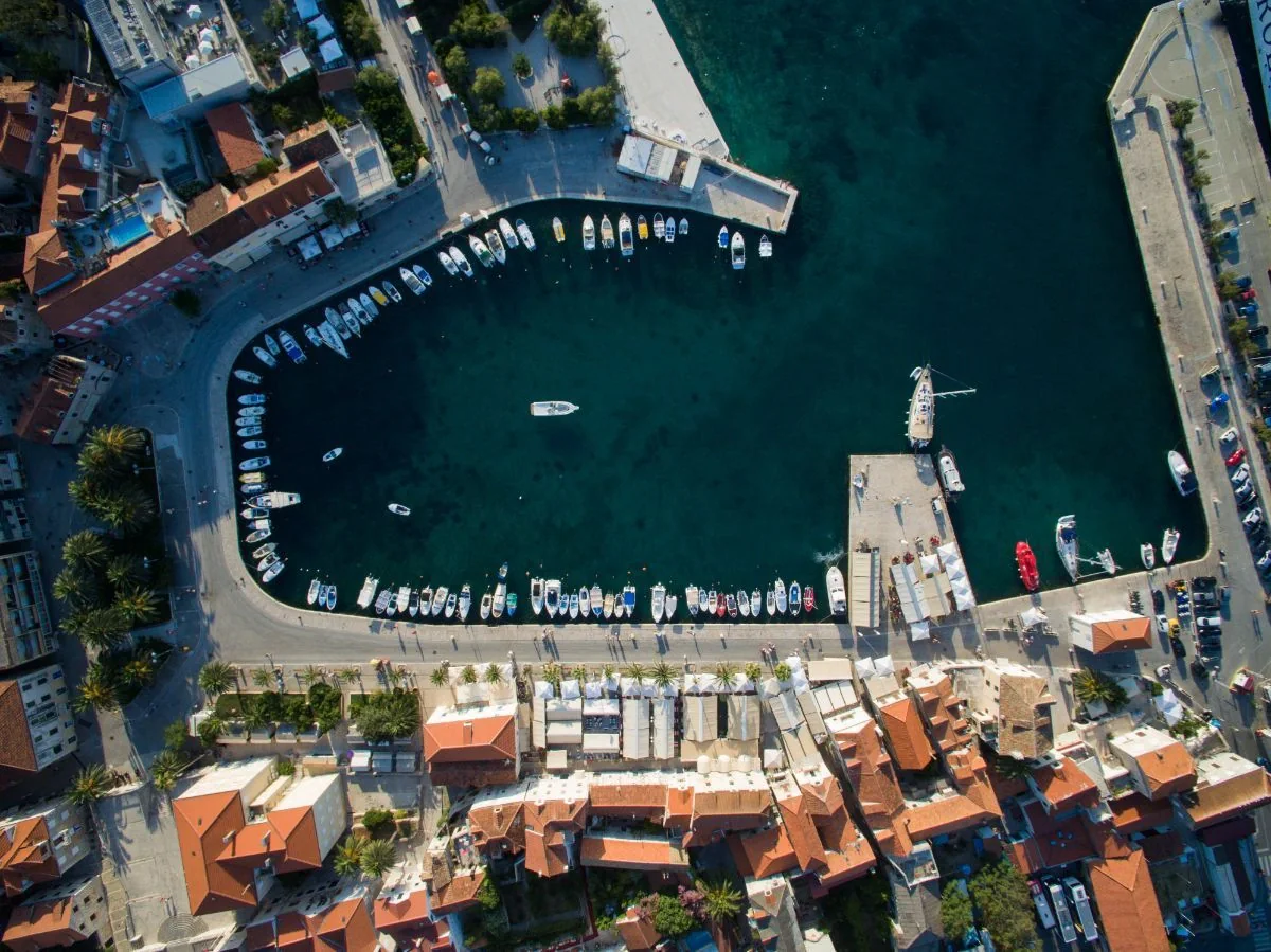 Vedere aeriană a portului Supetar de pe Brač