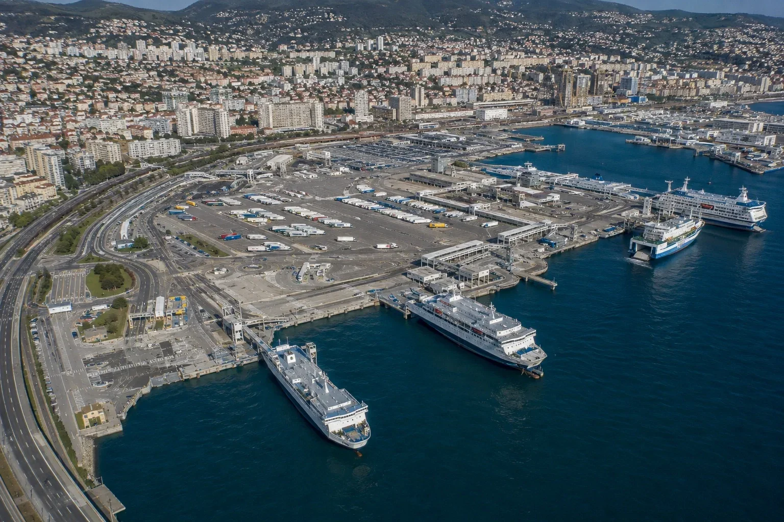Vedere aeriană a portului de feriboturi de pasageri Toulon și a danelor pentru feriboturi mediteraneene