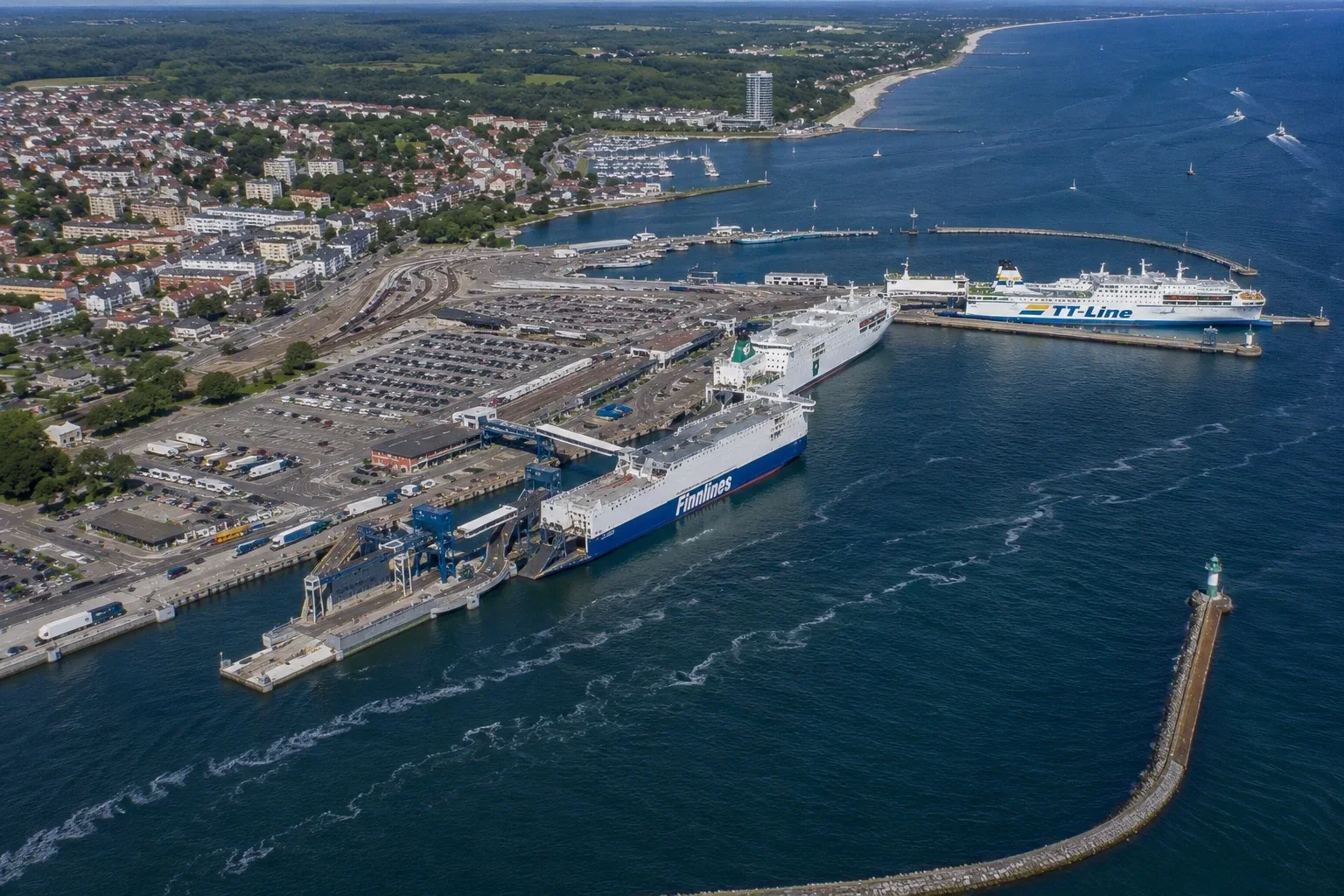 Vedere aeriană a portului de feriboturi Travemünde cu feriboturile Finnlines și TT-Line