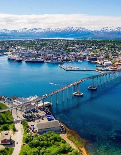 Tromsø portul și podul din Norvegia arctică
