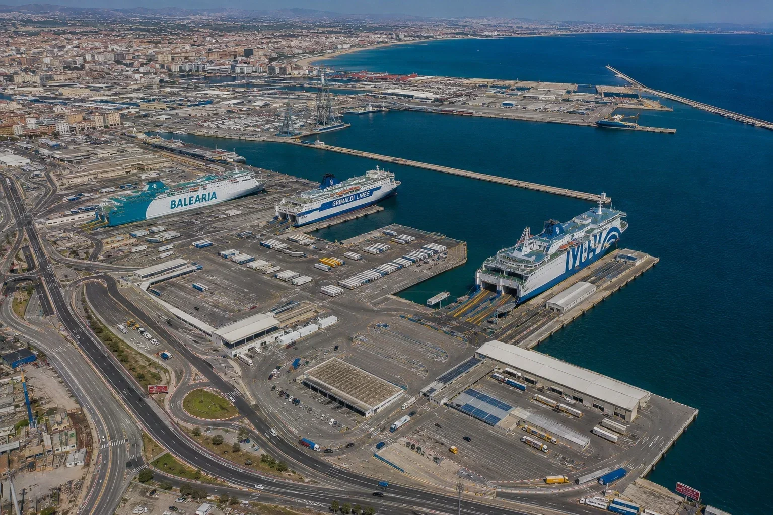 Vedere aeriană a portului de feriboturi Valencia și a danelor pentru feriboturi pentru pasageri