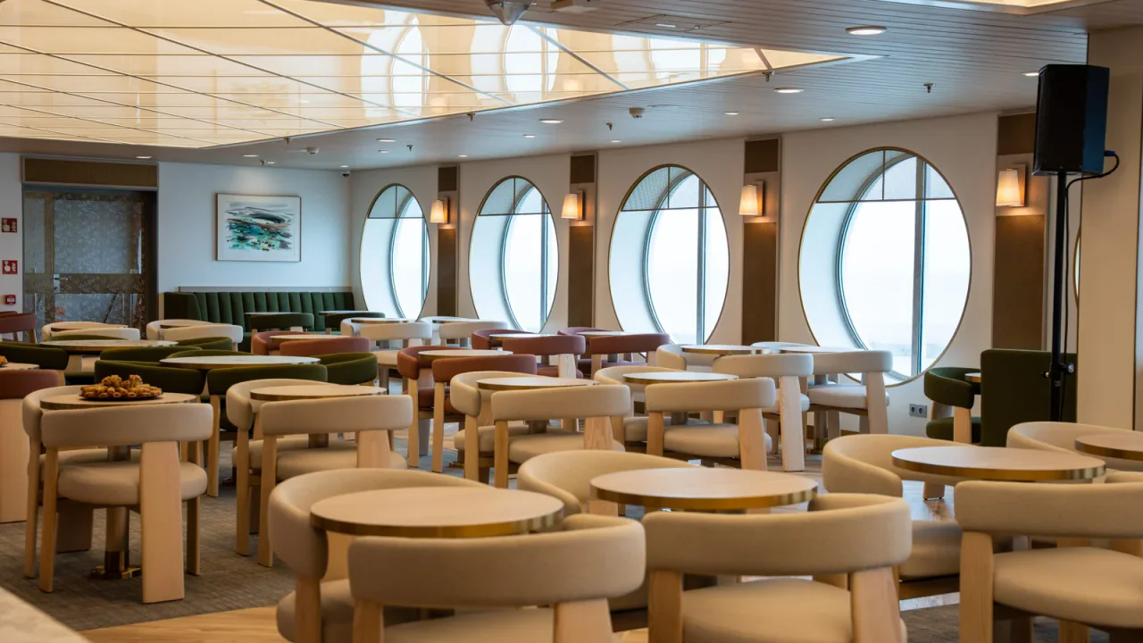 Restaurant de la bordul unei nave Brittany Ferries