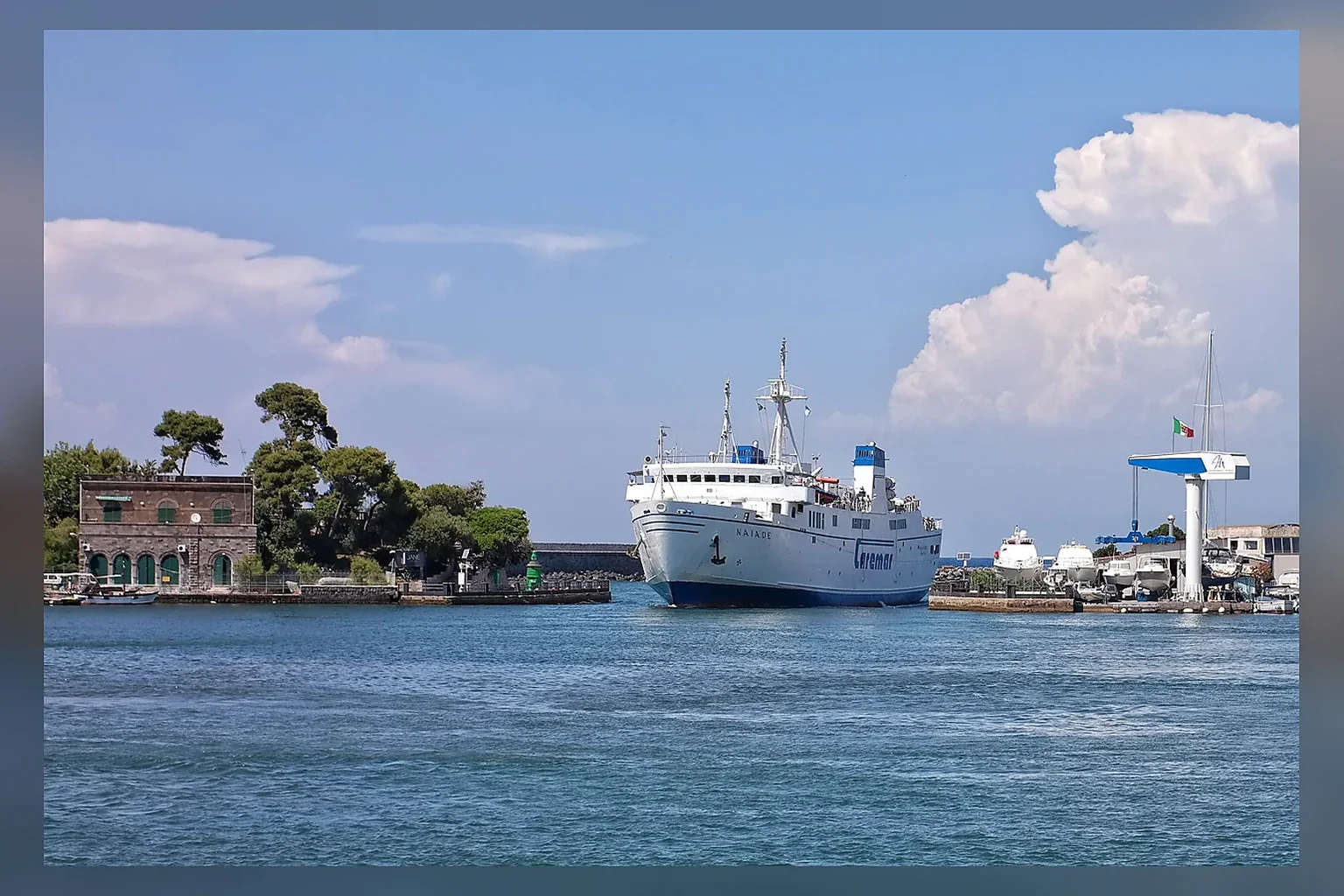 Feribotul Caremar navighează în Golful Naples
