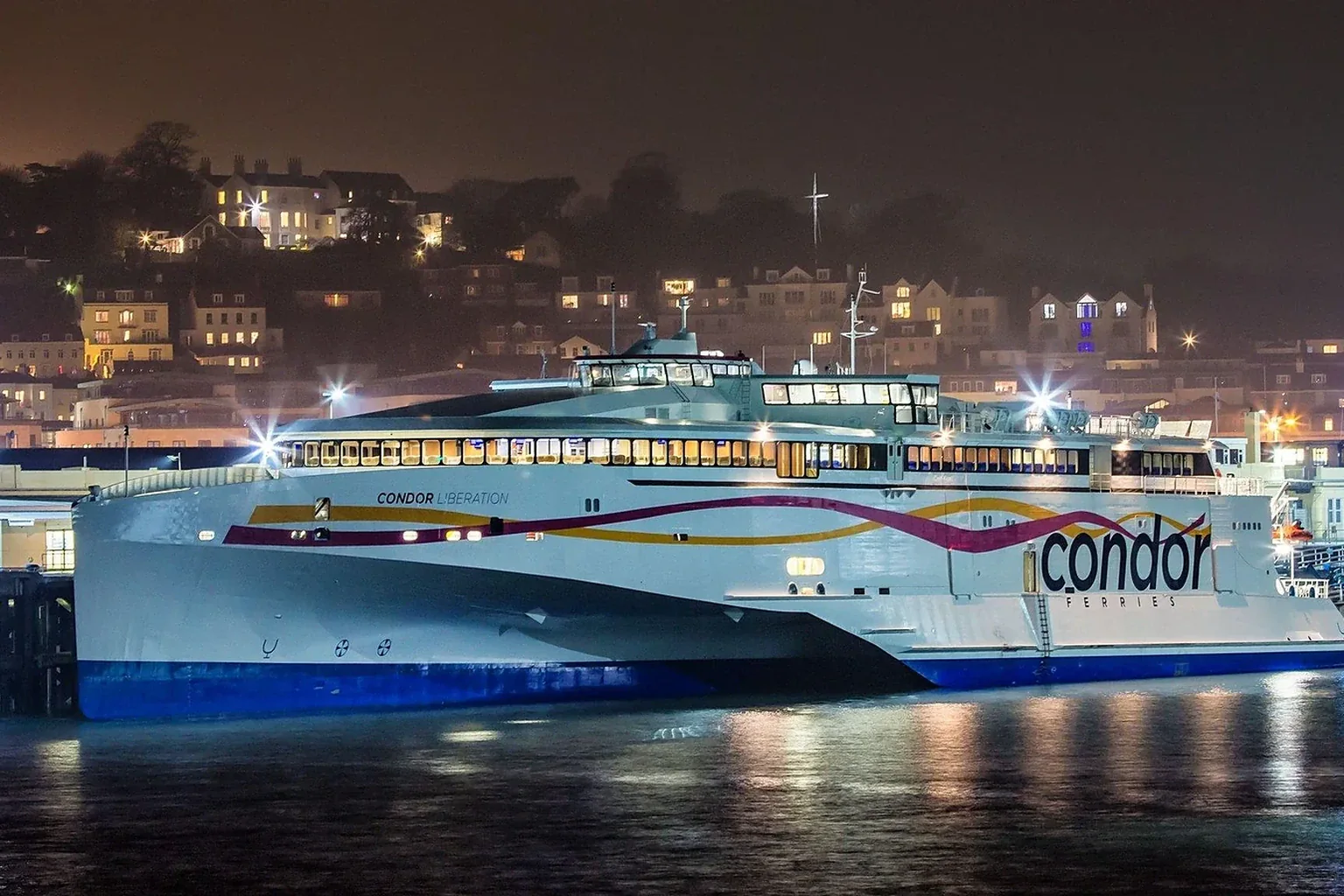 Feribotul de pasageri Condor Ferries care deservește Insulele Channel