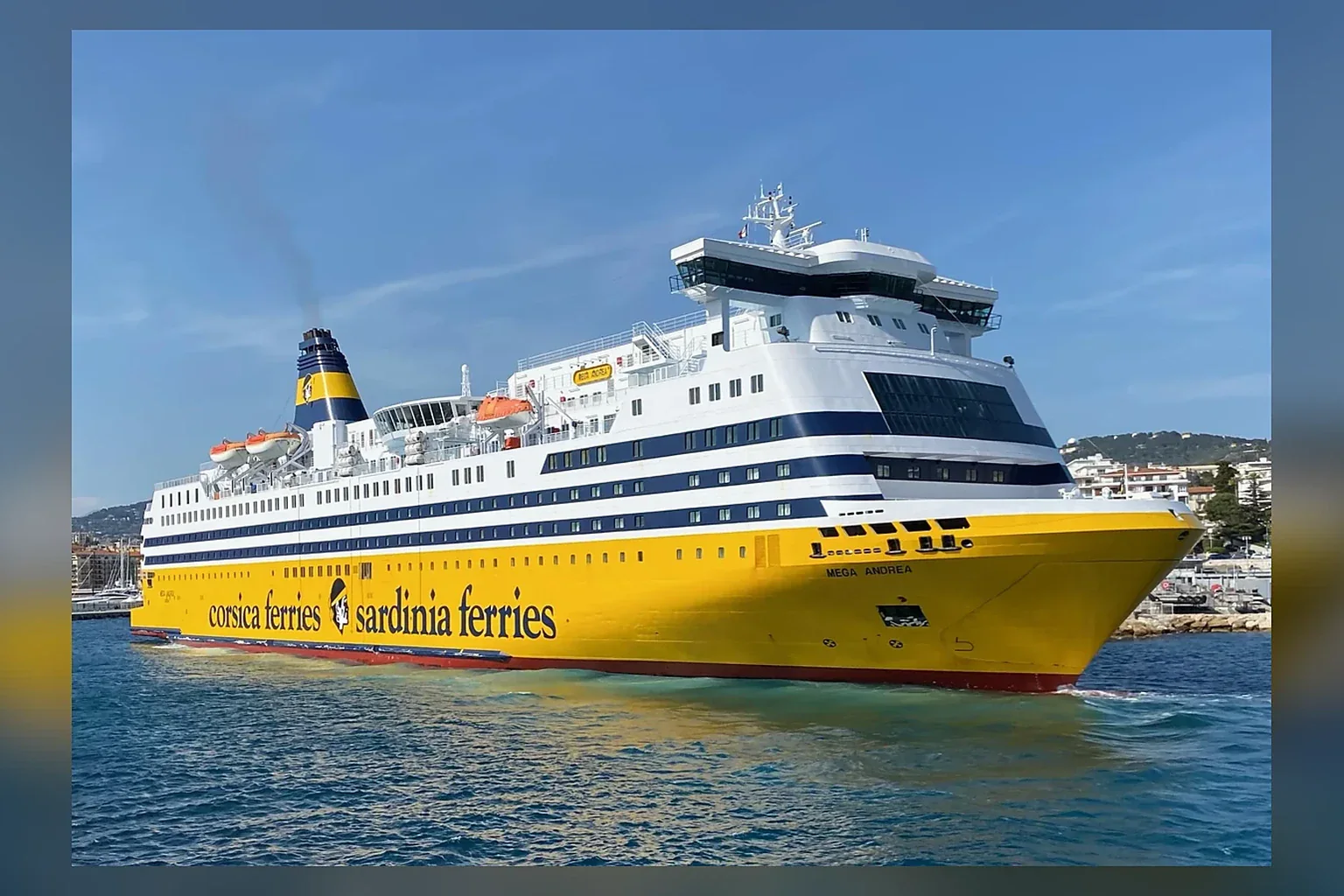 Corsica Ferries feribotul pentru pasageri și vehicule în Marea Mediterană