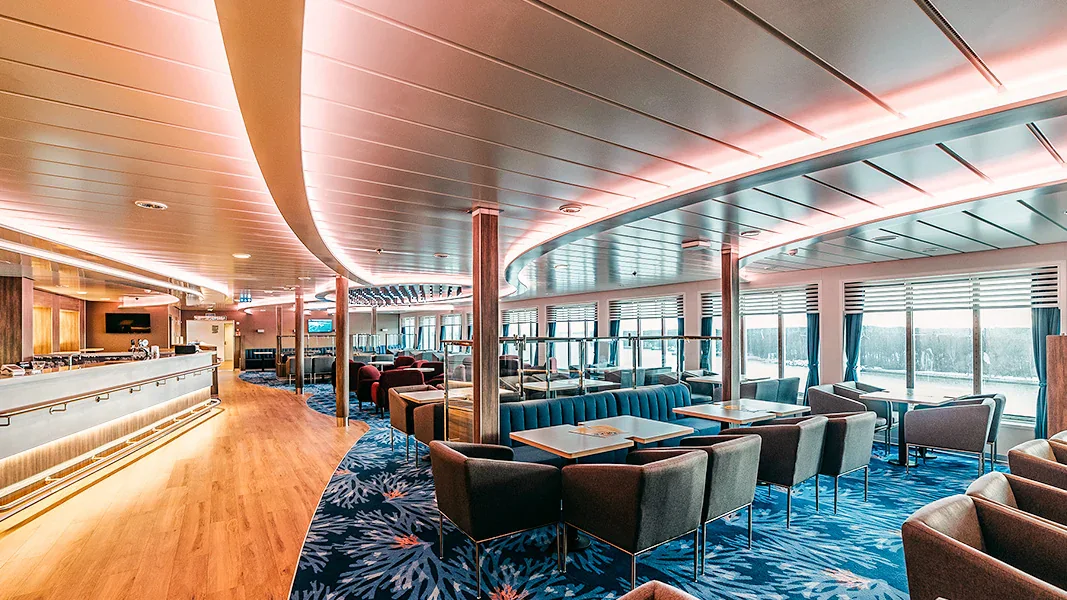 Bar și zonă de lounge la bordul unui feribot DFDS