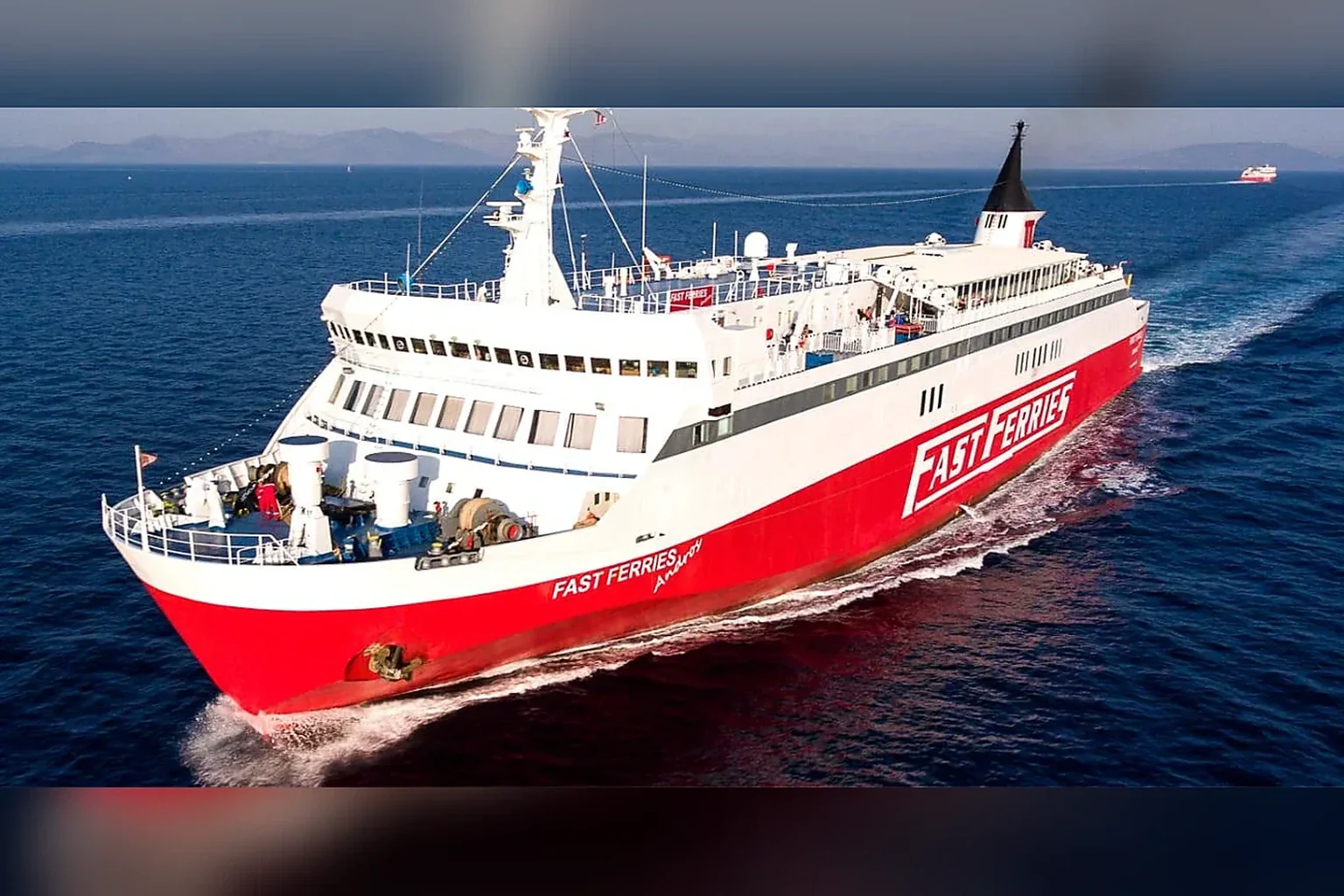 Fast Ferries feribotul pentru pasageri și vehicule care navighează în Marea Egee