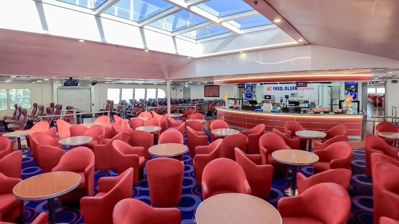 Cantina de la bordul feribotului Fred. Olsen Express Barlovento Express