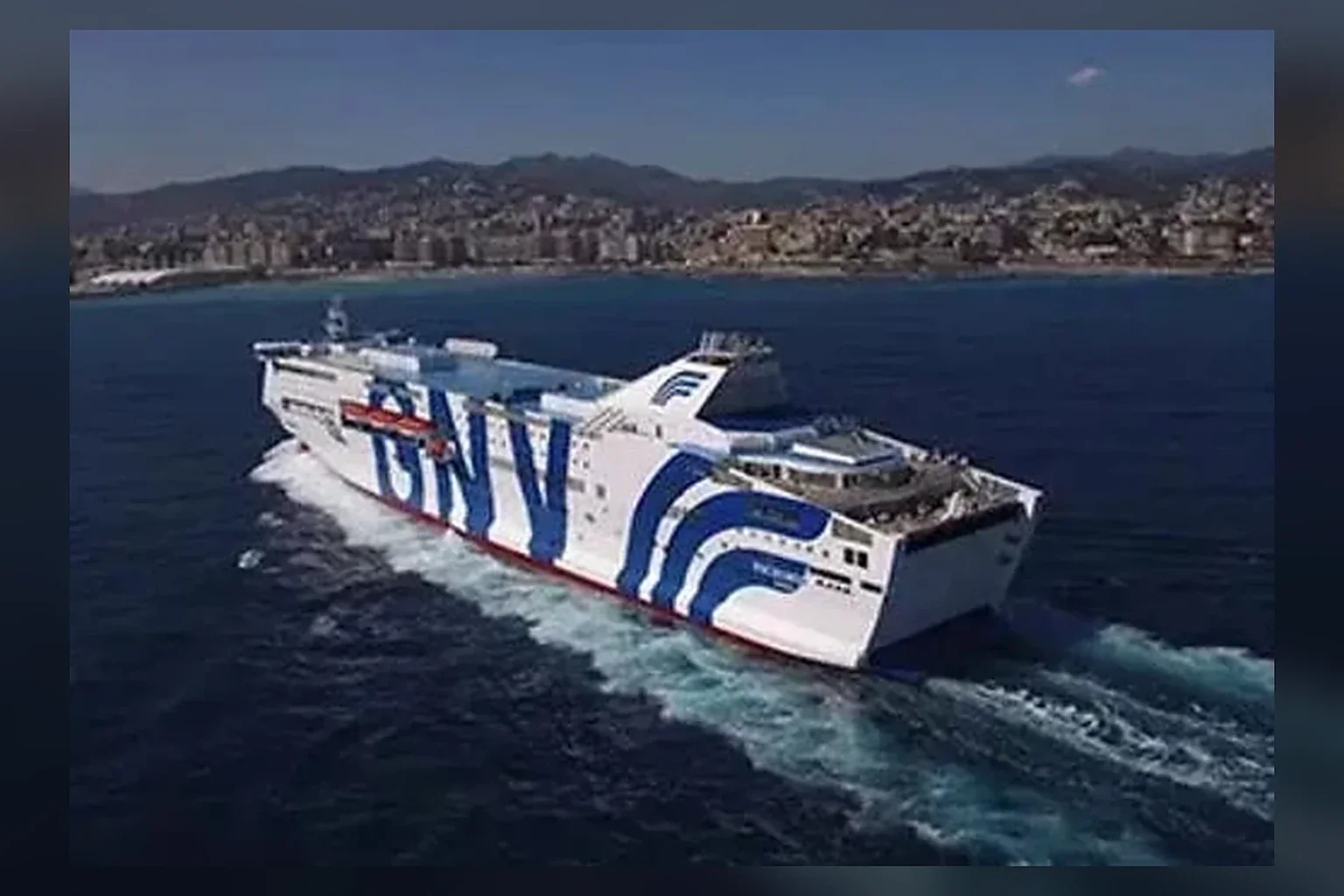 Feribotul de pasageri Grandi Navi Veloci navighează în Marea Mediterană