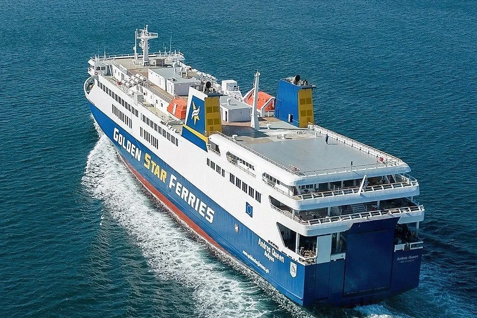 Golden Star Ferries feribotul pentru pasageri și vehicule care deservește Cicladele