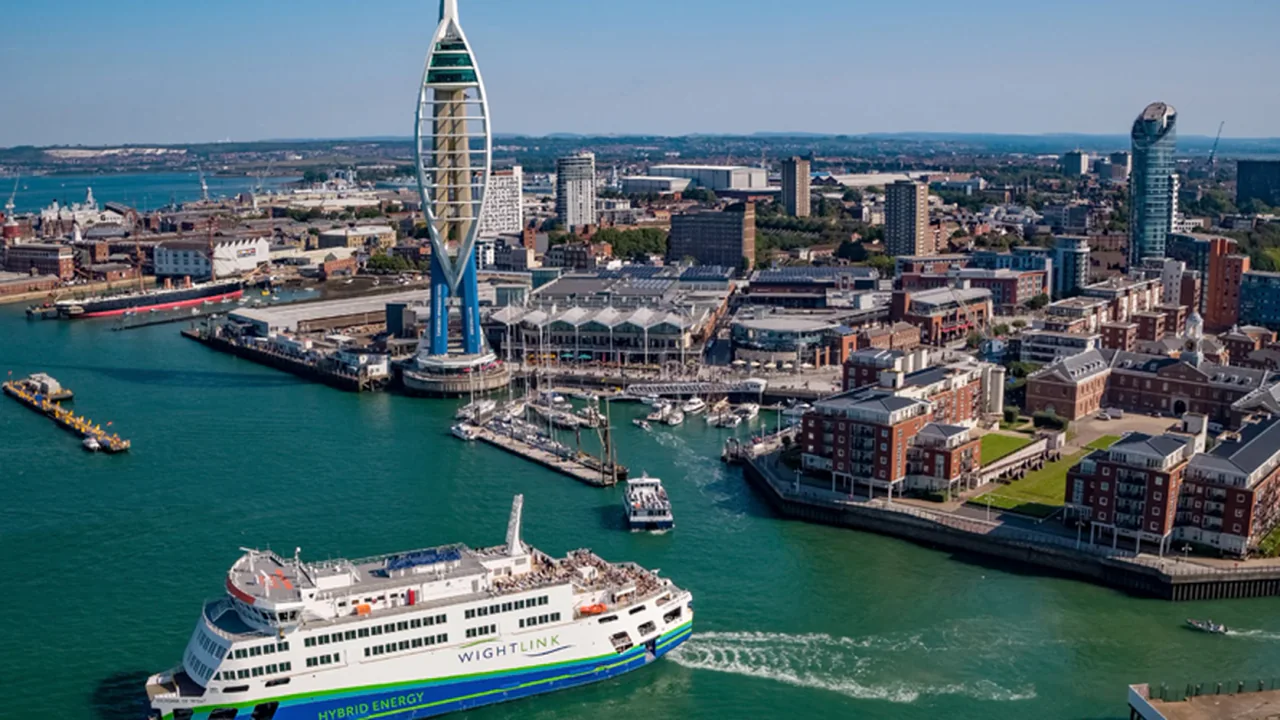 Feribotul Wightlink se apropie sau pleacă de Portsmouth Gunwharf
