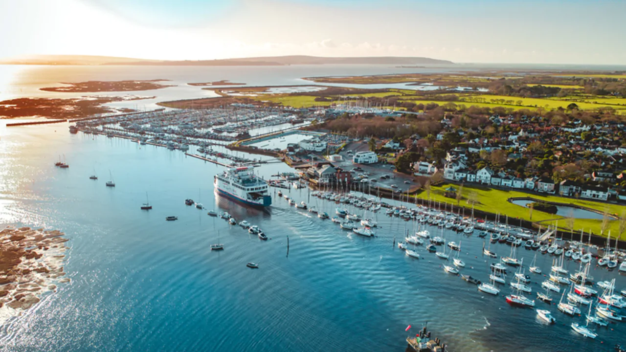 Feribotul Wightlink cu plecare Lymington prin coasta New Forest