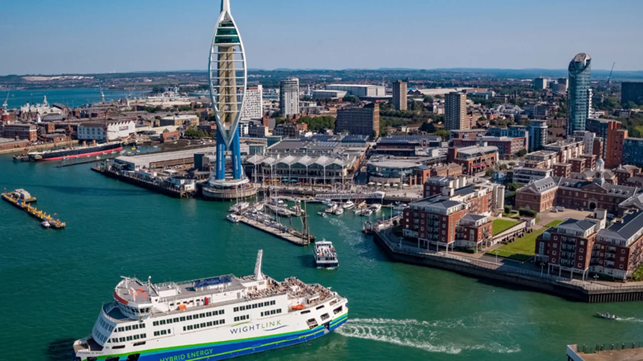 Feribotul Wightlink care pleacă Portsmouth cu malul orașului în spate