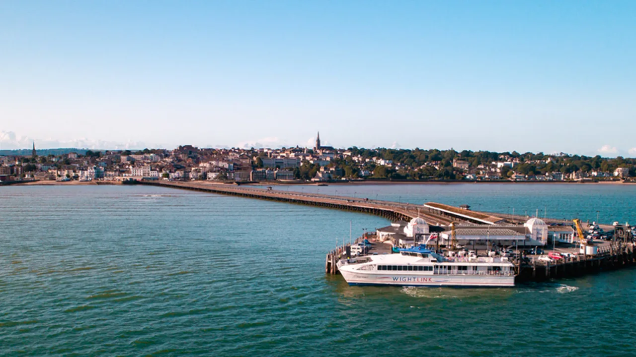 Wightlink FastCat la Ryde Pier Head pe Insula Wight