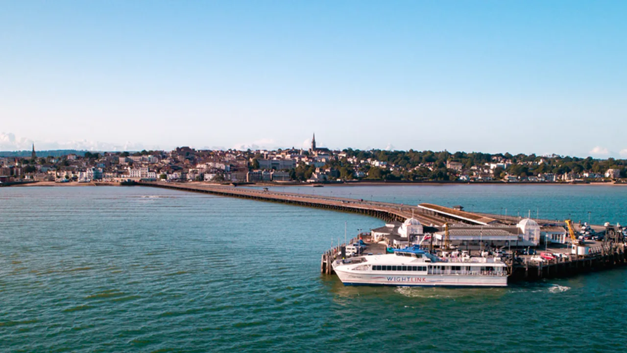 Wightlink FastCat la Ryde Pier