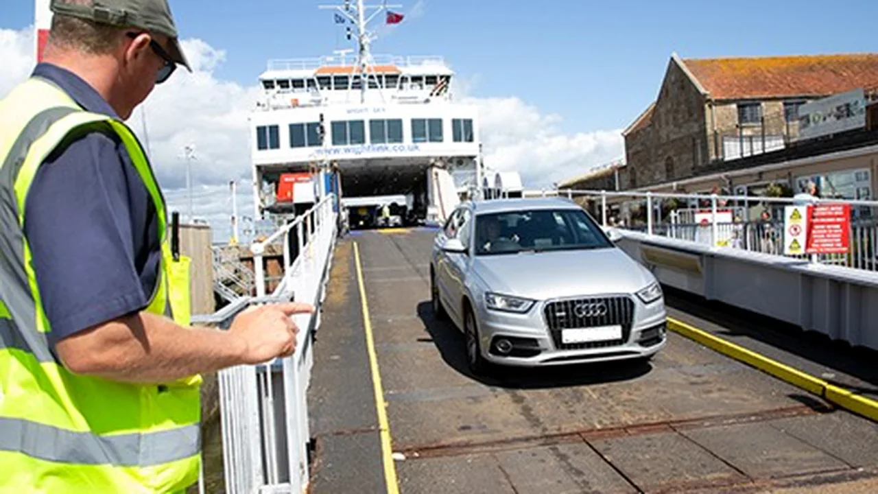 Mașină care părăsește un feribot Wightlink la terminal