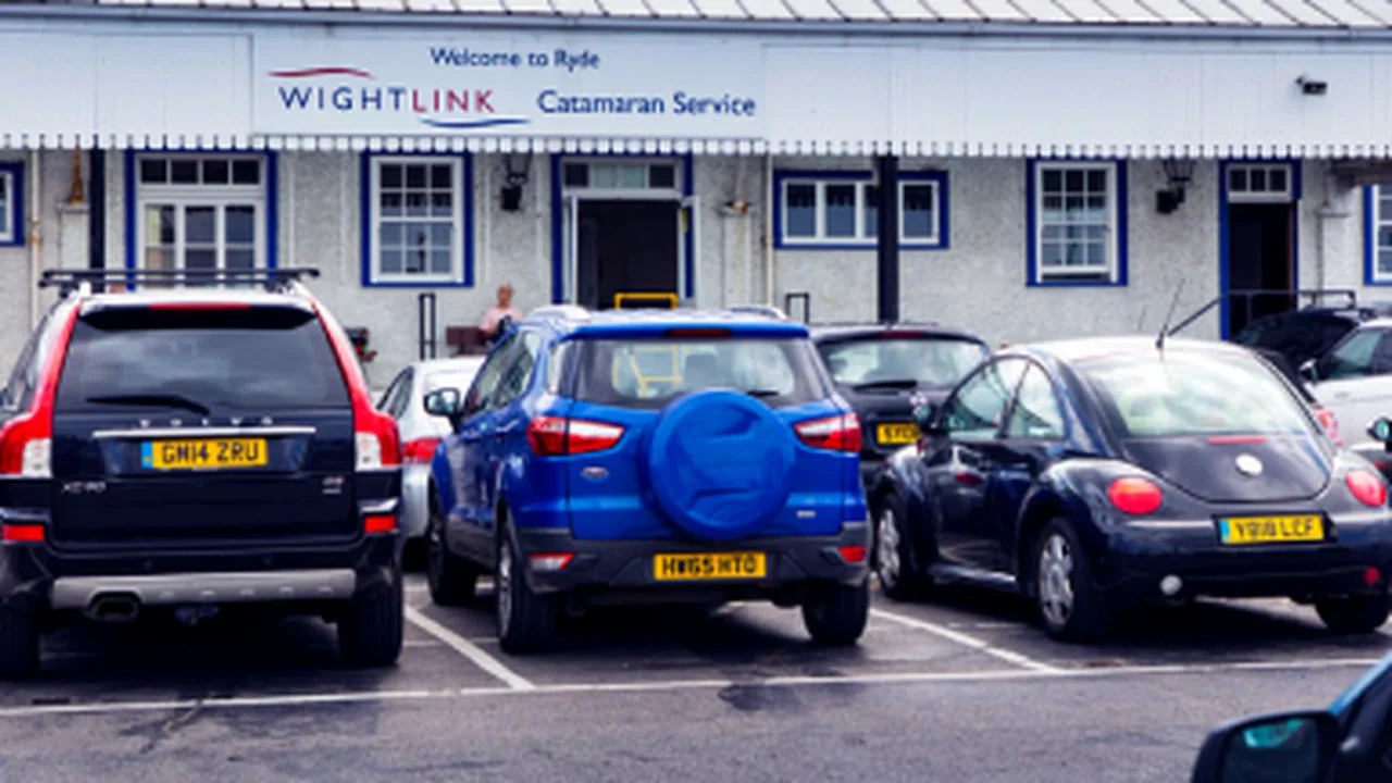 Vehicule care așteaptă la un terminal Wightlink