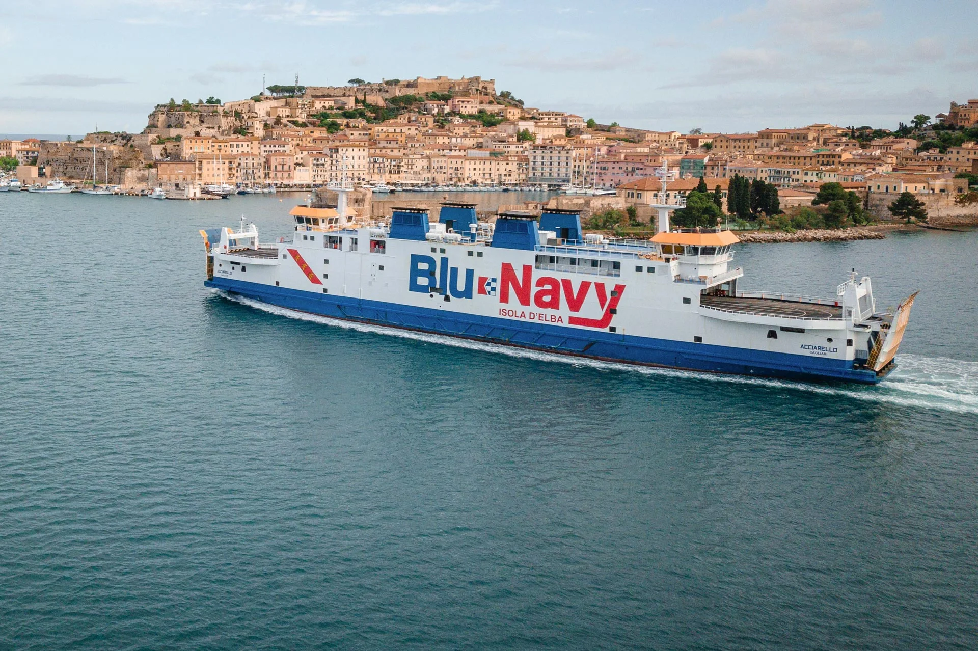 Feribotul Blu Navy navighează pe lângă Portoferraio pe Elba