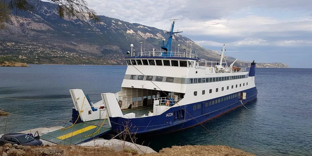 Feribotul pentru pasageri și vehicule pentru ruta Pesada, Kefalonia către Agios Nikolaos, Zakynthos