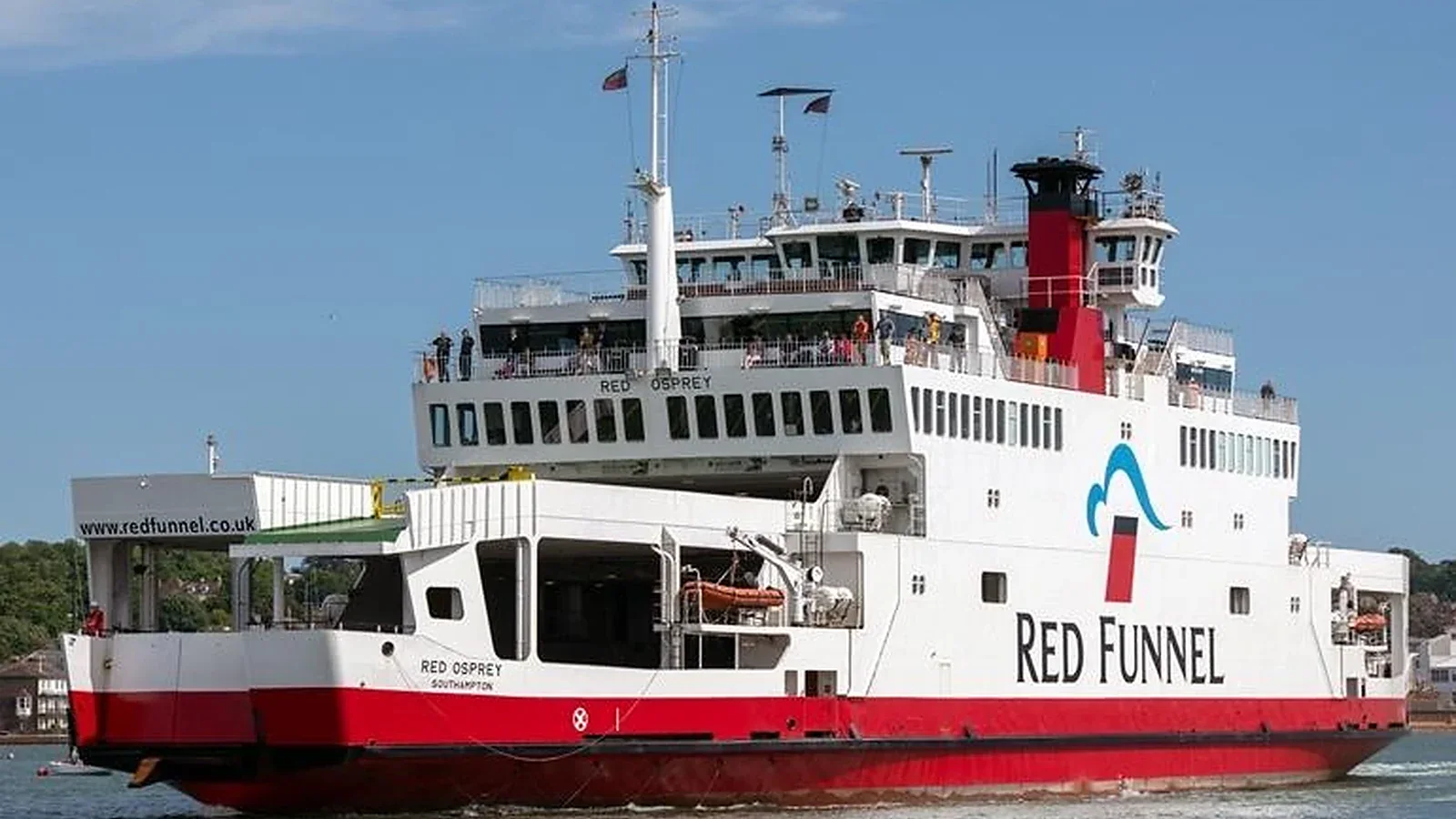 Feribotul pentru vehicule Red Funnel care deservește Terminalul 1 Southampton