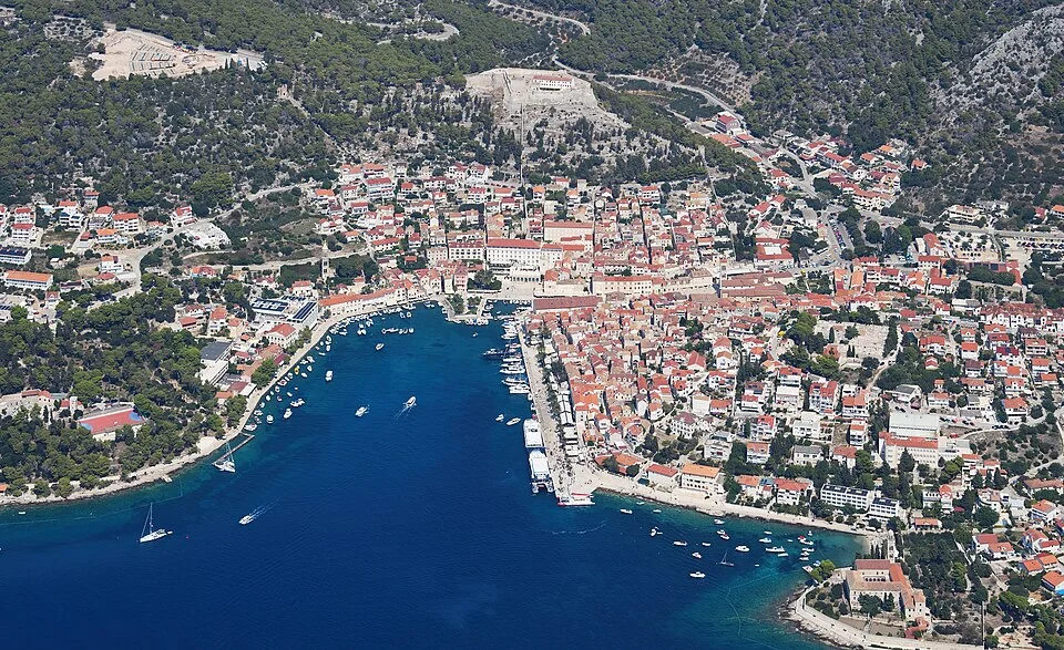 Hvar coasta și împrejurimile portului