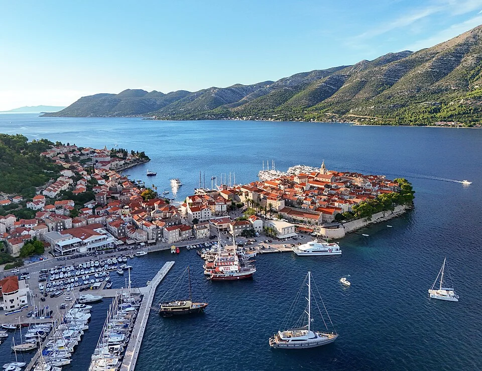 Korčula coasta și împrejurimile portului